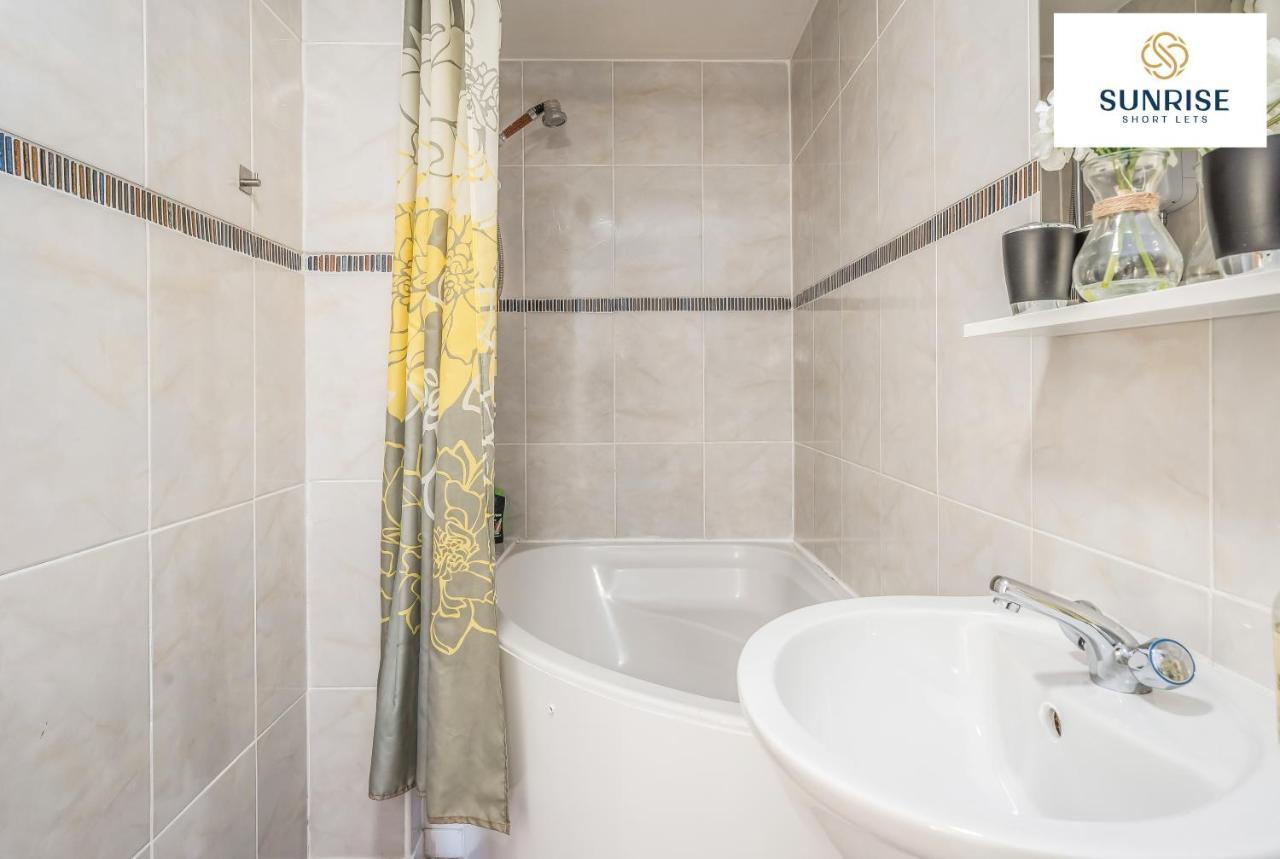 The Law, Has 4 Rooms With Tvs, 2 Bathrooms, Central, Free Parking, Fully Equipped, Contractor And Trades Favourite, 5 Mins To Centre - Long Stays, Invoice And Reduced Price Are Only Via Sunrise Short Lets Dundee Exteriör bild