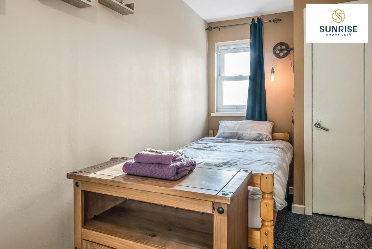 The Law, Has 4 Rooms With Tvs, 2 Bathrooms, Central, Free Parking, Fully Equipped, Contractor And Trades Favourite, 5 Mins To Centre - Long Stays, Invoice And Reduced Price Are Only Via Sunrise Short Lets Dundee Exteriör bild