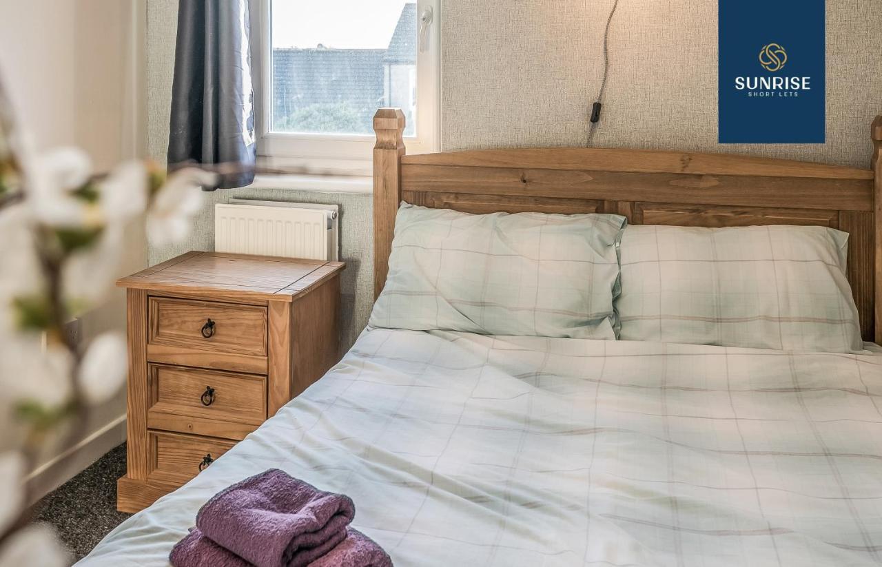 The Law, Has 4 Rooms With Tvs, 2 Bathrooms, Central, Free Parking, Fully Equipped, Contractor And Trades Favourite, 5 Mins To Centre - Long Stays, Invoice And Reduced Price Are Only Via Sunrise Short Lets Dundee Exteriör bild